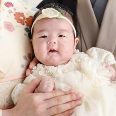 ドレスを着ている赤ちゃん