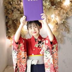 証書を持った卒業袴の写真