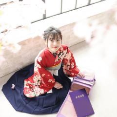 卒業袴を着て座った写真