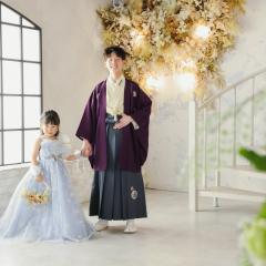 きょうだいで手をつないでいる写真