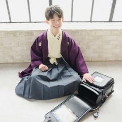 袴を着てランドセルと一緒に撮影する男の子