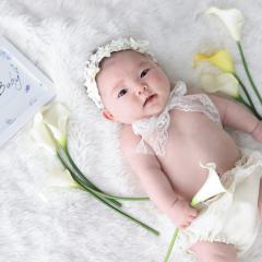はだかんぼで横になっているあかちゃん
