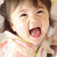 着物をきて笑う赤ちゃん
