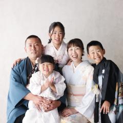 家族全員で着物を着た家族写真