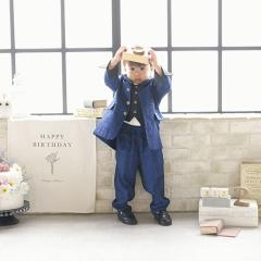 カメラを掲げた男の子の写真