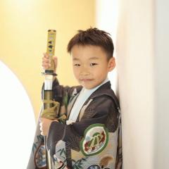 嬉しそうに刀を持つ男の子