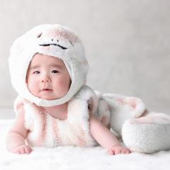 へびの着ぐるみをきたあかちゃん
