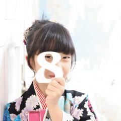 8の数字を持つ女の子