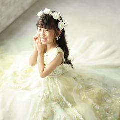 黄色いドレスに包まれた女の子