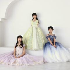 ドレスを着た3姉妹と一緒に