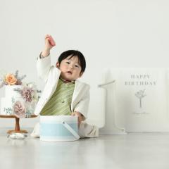 積み木で遊ぶ男の子