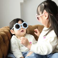 お花のサングラスではしゃぐ姉弟